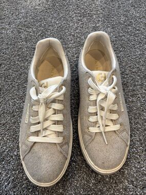 Cole Haan Gray Wooly Low-Top Sneakers with White Laces and gold accents size 7.5